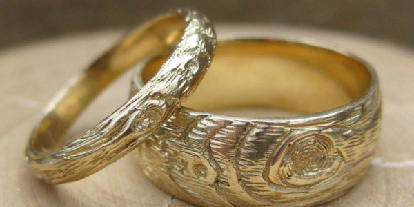Drevené svadobné obrúčky vyrobené zo zlata